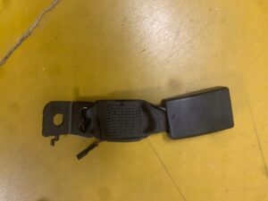 LEWA TYLNA ZAPINKA PASA TYŁ BMW F20 F21 F22 F30