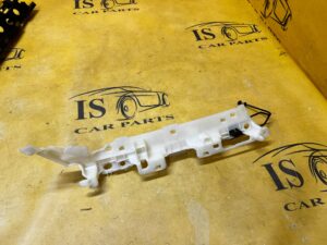 MOCOWANIE OSŁONY POSZYCIA SŁUPKA PRZÓD PRAWY FORD FIESTA MK8