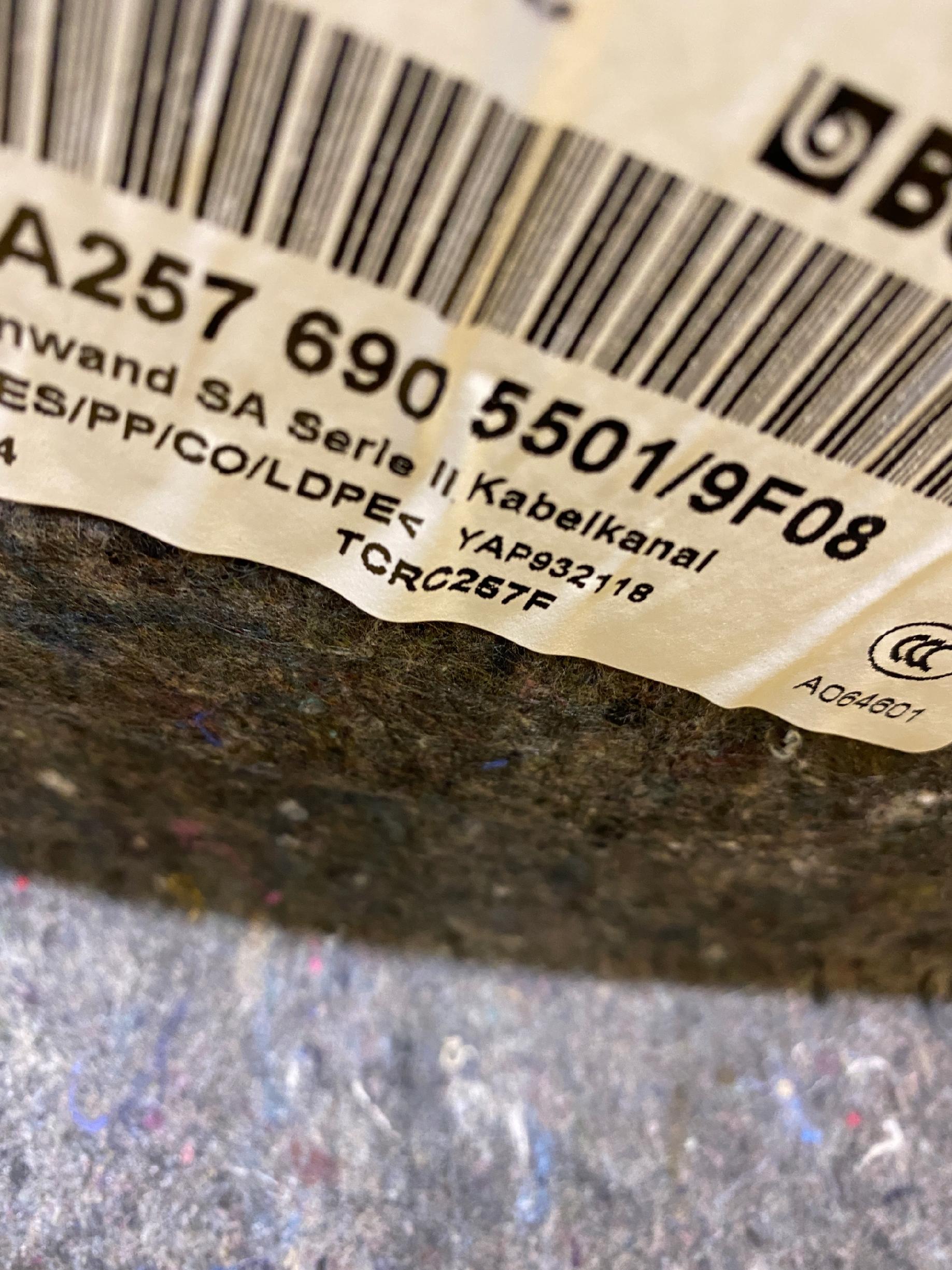 BOCZEK TAPICERKA BAGAŻNIKA LEWA MERCEDES W257