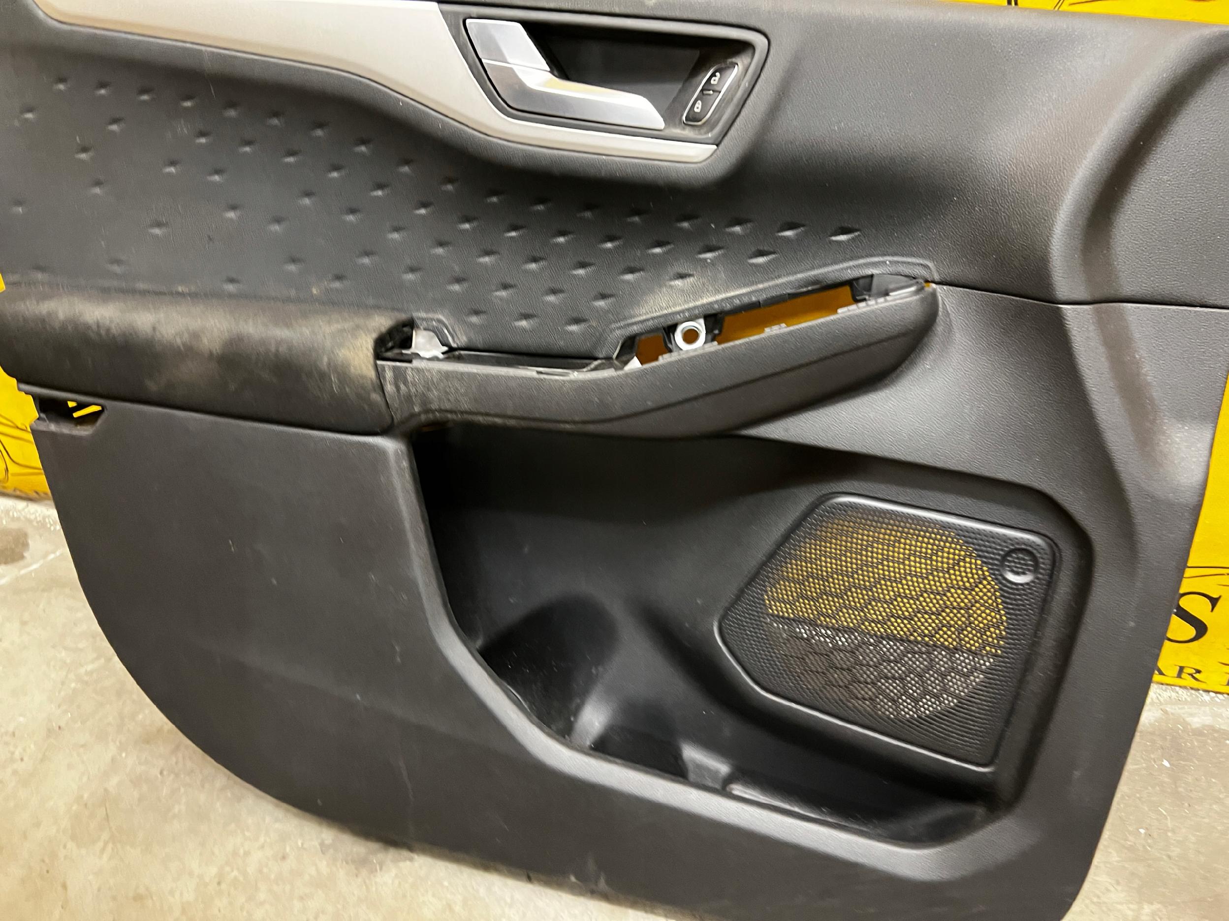 TAPICERKA BOCZEK DRZWI PRZÓD LEWY FORD KUGA MK3