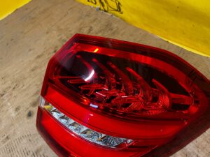 LAMPA W BŁOTNIK TYŁ TYLNA PRAWY PRAWA LED MERCEDES GLS X166 USA