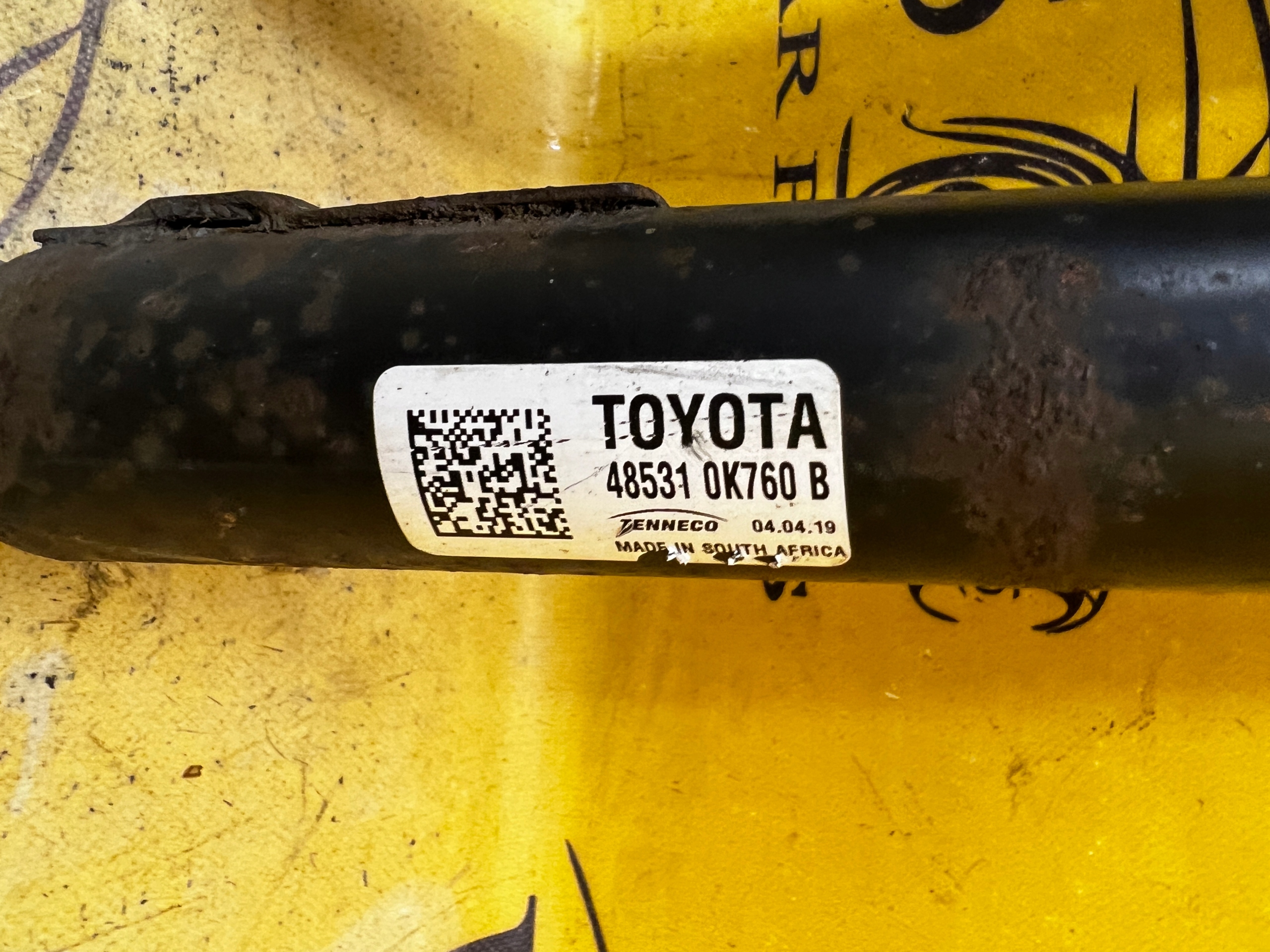 KOMPLET AMORTYZATORY AMORTYZATOR TYŁ PRAWY LEWY TOYOTA HILUX VIII 2.4D D4D