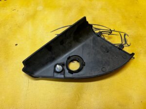 OSŁONA ZAŚLEPKA TRÓJKĄT DRZWI PRZÓD LEWY DACIA DUSTER II 2