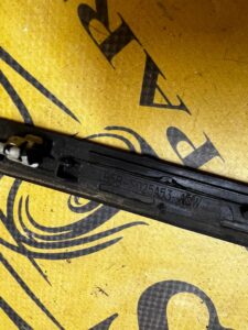 USZCZELKA LISTWA SZYBY CZOŁOWEJ PRZÓD LEWY FORD EXPLORER MK6