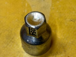 NASADKA ADAPTER ŚRUBY ZABEZPIECZAJĄCEJ KOŁA BMW KOD 054 NOWY OEM