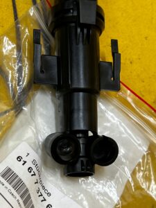 DYSZA SPRYSKIWACZA REFLEKTORA PRAWA BMW 5 F07 F10 NOWA OEM