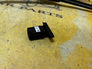 KPL PRZEŁĄCZNIK BLOKADY DRZWI ŚWIATEŁ AWARYJNYCH RENAULT CAPTUR I PRZEDLIFT