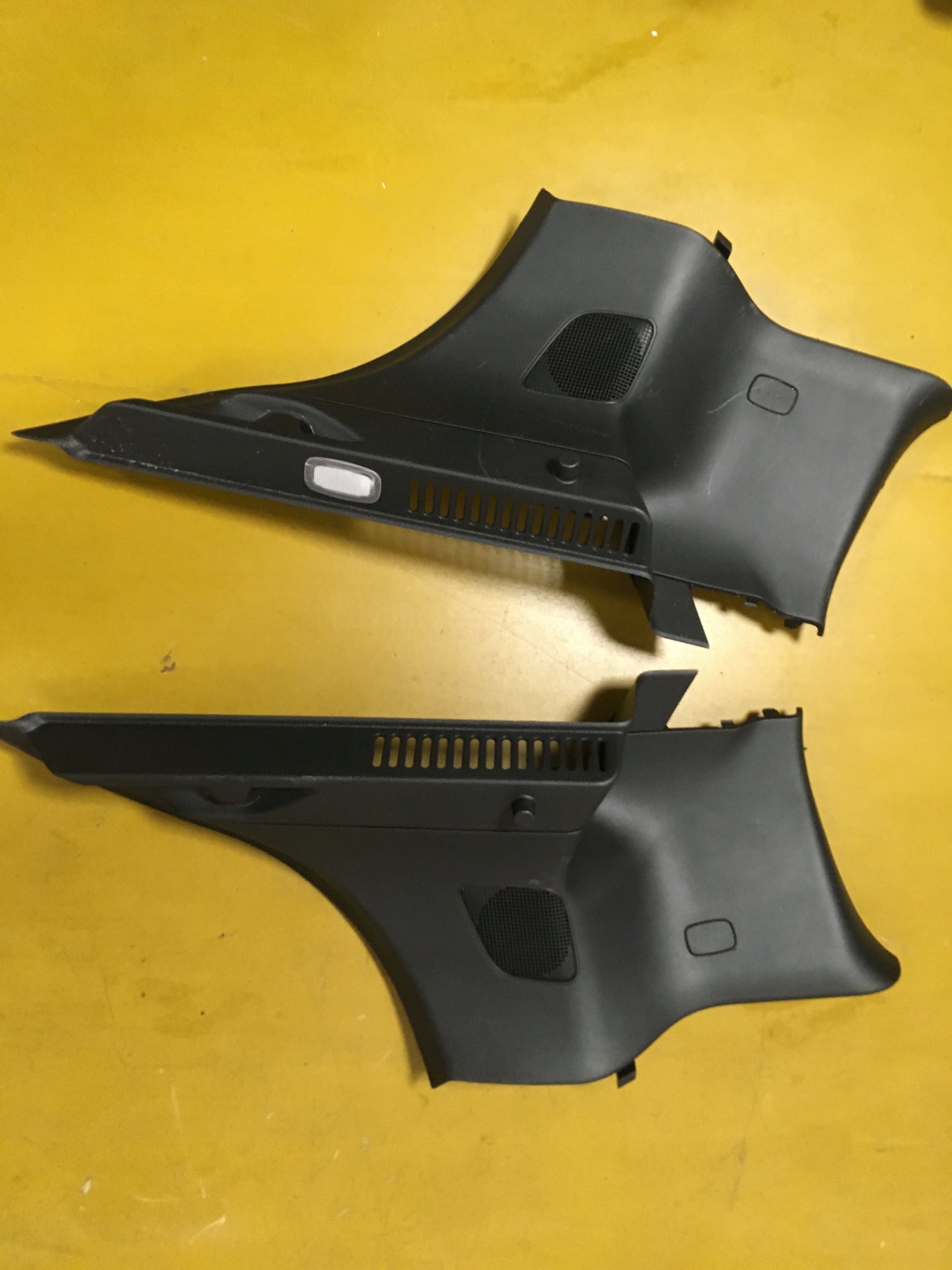 LEWY BOCZEK TAPICERKA BAGAŻNIKA INFINITI Q30