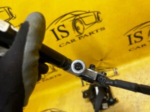 WYSTRZELONY NAPINACZ DOPINACZ PASA PRZÓD LEWY TESLA MODEL 3 PRZEDLIFT