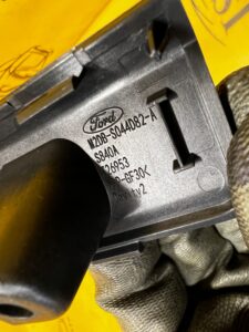 OSŁONA MASKOWNICA GŁOŚNIKA KRATKI GÓRNA DESKI KONSOLI FORD BRONCO 21-