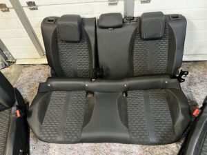 FOTELE KOMPLET WNĘTRZE BOCZKI FOTEL KANAPA PEUGEOT 2008 II P24