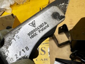 UCHWYT MOCOWANIE WSPORNIK OSŁONY PODWOZIA PORSCHE MACAN 95B