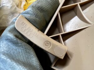 UCHWYT RĄCZKA MASKI POKRYWY SILNIKA PORSCHE MACAN 95B