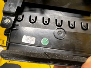 ŚRODKOWA KRATKA NAWIEWU LR DISCOVERY V L550 LIFT