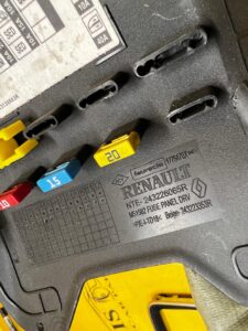 OSŁONA ZAŚLEPKA BEZPIECZNIKÓW DESKI KONSOLI LEWA RENAULT MEGANE IV