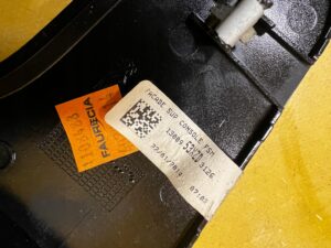 MIESZEK DRĄŻEK ZMIANY BIEGÓW DEKOR TUNELU ŚRODKOWEGO PEUGEOT 308 II T9 EU