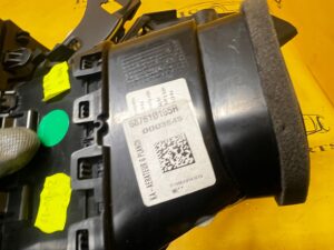 KRATKA NAWIEWU DESKI KONSOLI PRZÓD LEWY RENAULT KADJAR EU