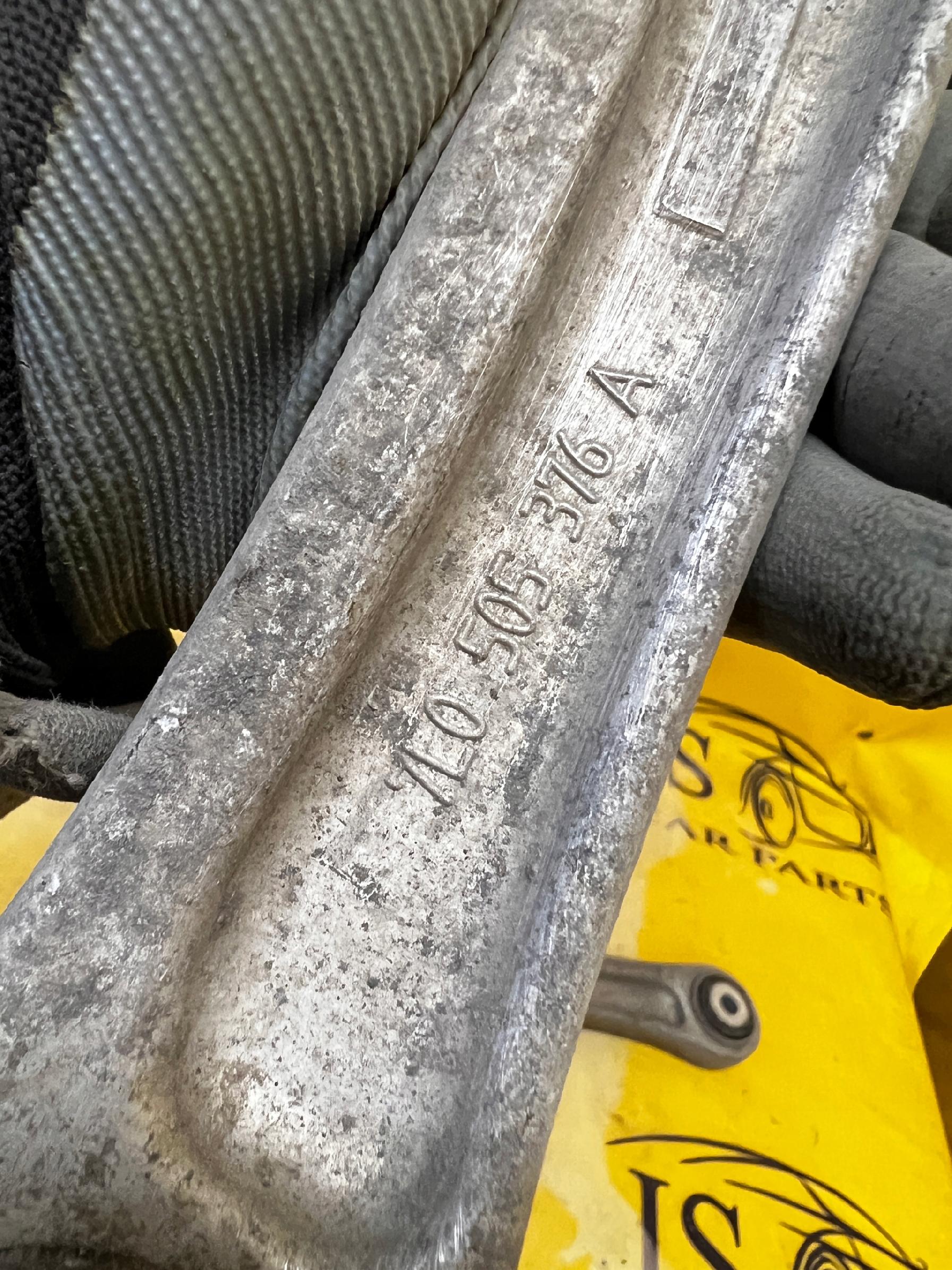 WAHACZ TYŁ PORSCHE CAYENNE 7P5 LIFT 4.2D