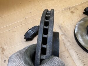 KOMPLET TARCZE KLOCKI HAMULCOWE PRZÓD FORD PUMA II MK2 1.0 ECOBOOST