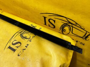 LISTWA OKIENNA SZYBOWA ZGARNIAJĄCA DRZWI TYŁ LEWY MERCEDES C-KLASA W206