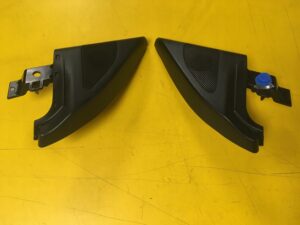 PRAWY TRÓJKĄT OSŁONA LUSTERKA GŁOŚNIK INFINITI Q30