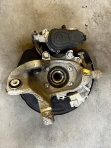 PIASTA ZWROTNICA ZACISK TYŁ LEWY MERCEDES E-KLASA W213 KOMBI