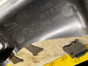 OSŁONA MASKOWNICA DOLNA KONSOLI DESKI LAND ROVER DISCOVERY 5 V L462 LHD