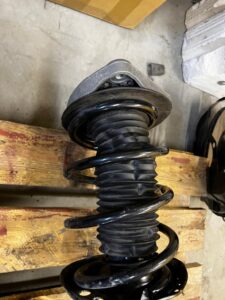 NOGA AMORTYZATOR ZWROTNICA ZAWIESZENIE PRZÓD LEWY INFINITI Q30