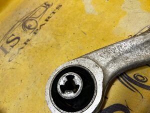 WAHACZ PRZÓD PRAWY DOLNY TESLA MODEL 3 PRZEDLIFT 2WD