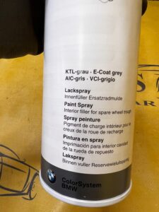SPRAY SPREJ ANTYKOROZYJNY WNĘKI NA KOŁO ZAPASOWE KTL-SZARY BMW NOWY OEM