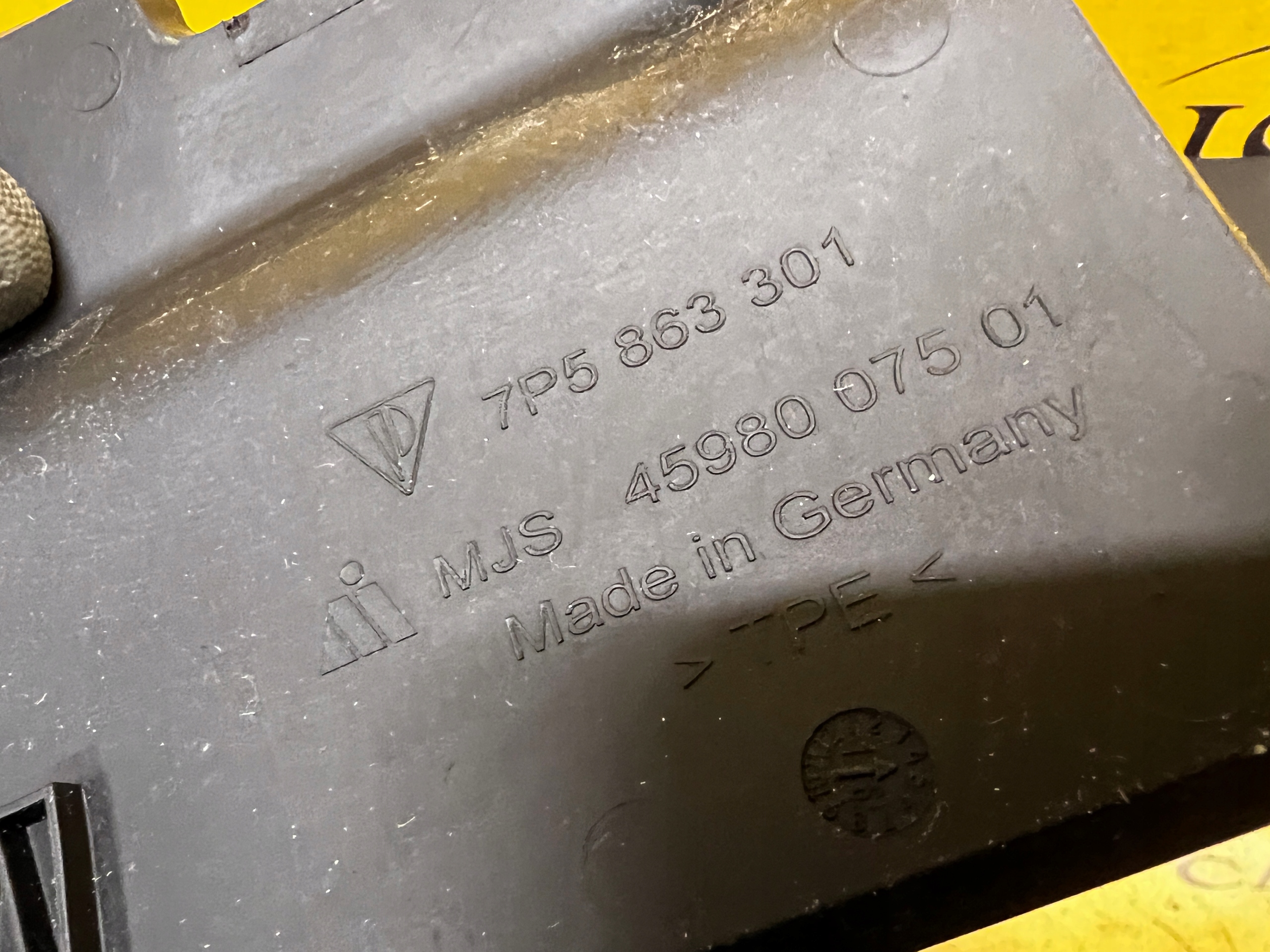 OSŁONA WKŁAD PODSTAWKA SCHOWKA PORSCHE CAYENNE II 7P5 LIFT 92A