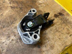 ŁAPA MOCOWANIE PODUSZKA SILNIKA CITROEN DS7 CROSSBACK X74 2.0 BLUE HDI