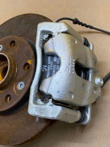 ZWROTNICA TARCZA ZACISK PRZÓD PRAWY DACIA DUSTER II 2