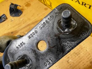 KPL ZAWIASY DRZWI TYŁ LEWY FORD BRONCO 21- AZURE GREY PEARL