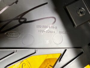 OSŁONA SŁUPKA PRAWY TYŁ MOCOWANIE ROLETY LR RANGE ROVER EVOQUE II L551