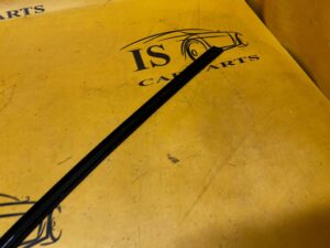 LISTWA DEKORACYJNA SZYBY MERCEDES C-KLASA W206