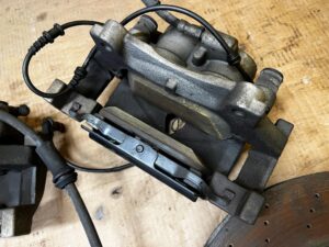 KOMPLET TARCZE ZACISKI KLOCKI HAMULCOWE PRZÓD MERCEDES GL X166 4.7 V8