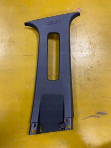 OSŁONA POSZYCIE SŁUPKA B PRAWY FORD FIESTA MK8