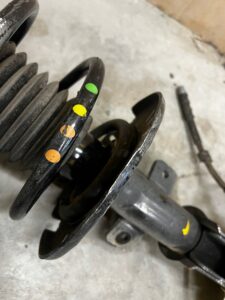 NOGA ZWROTNICA AMORTYZATOR PRZÓD LEWY PEUGEOT 3008 II 5008 II 1.6 BLUE HDI