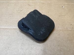 OSŁONA ZAŚLEPKA DOSTĘPU DO ŻARÓWKI TRZECIEGO ŚWIATŁA STOP BMW 7 E38