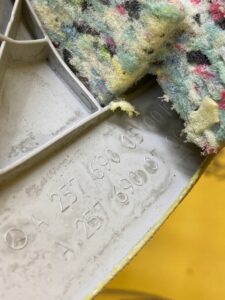 OSŁONA POSZYCIE SŁUPKA LEWY PRZÓD MERCEDES W257