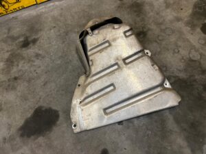 PŁYTA OSŁONA ZBIORNIKA PALIWA LEWA CHEVROLET CORVETTE C5 97-04