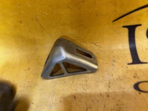 UCHWYT MOCUJĄCY WSPORNIK BLACHA DESKI ROZDZIELCZEJ TESLA MODEL 3 PRZEDLIFT