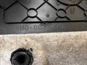 BOCZEK TAPICERKA BAGAŻNIKA LEWY AUDI Q7 4M0