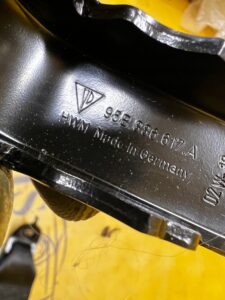 ZATRZASK RYGIEL OPARCIA FOTELA KANAPY TYŁ ŚRODKOWY PRAWY PORSCHE MACAN 95B