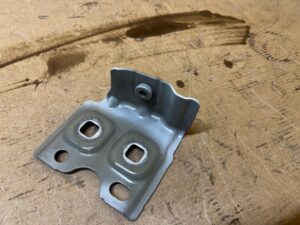 MOCOWANIE WSPORNIK BŁOTNIKA PRZÓD PRAWY MERCEDES A W177 BIAŁA PERŁA