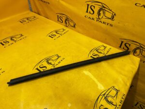 USZCZELKA LISTWA ZGARNIAJĄCA SZYBY PRZÓD PRAWY PEUGEOT 3008 II