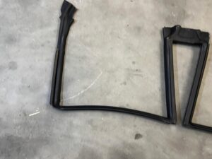 USZCZELKA DRZWI SZYB KAROSERII GÓRNA PRAWA 4 DRZWI FORD BRONCO 21-