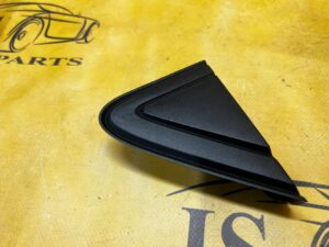 OSŁONA ZAŚLEPKA TRÓJKĄT BŁOTNIKA PRZÓD PRAWY DACIA SANDERO III