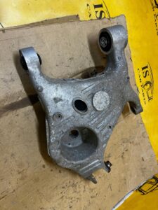 WAHACZ TYŁ DOLNY LEWY LAND ROVER DISCOVERY SPORT V L550 LIFT